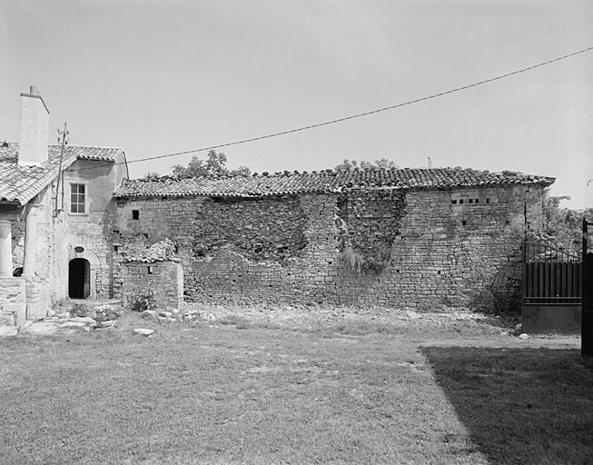 Logis à gauche, dépendance à droite, vue prise du sud.