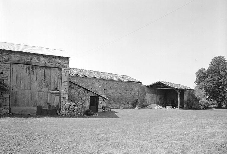 Grange et hangar pris du nord.