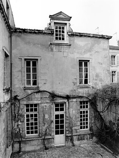 Aile nord ouest, élévation est sur la cour.
