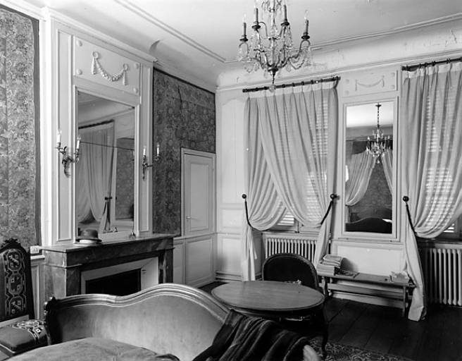 Etage, pièce ouest, angle sud ouest.