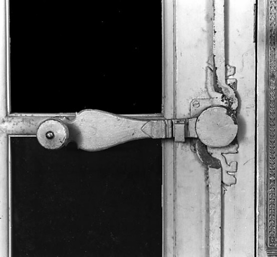Détail d'une crémone.