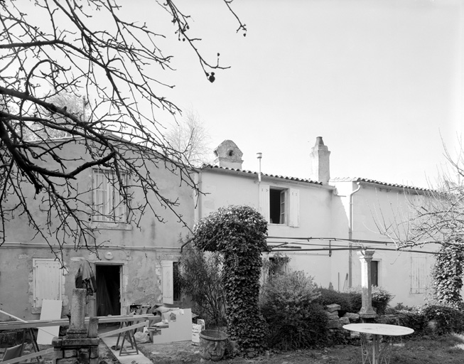 Corps de bâtiment nord ouest, élévations est sur le jardin.