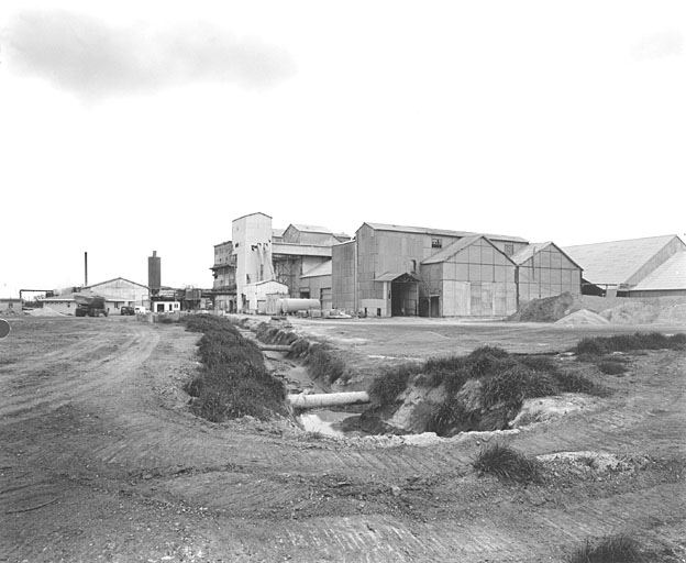 Unité de fabrication d'acide phosphorique et entrepôt à phosphate vus du sud-est.