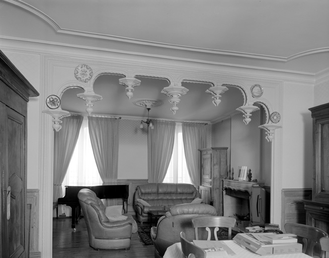 Premier étage, salon, vue depuis la salle à manger. Entre les deux, large baie à encadrement à rainure dans laquelle peut se glisser une fermeture.