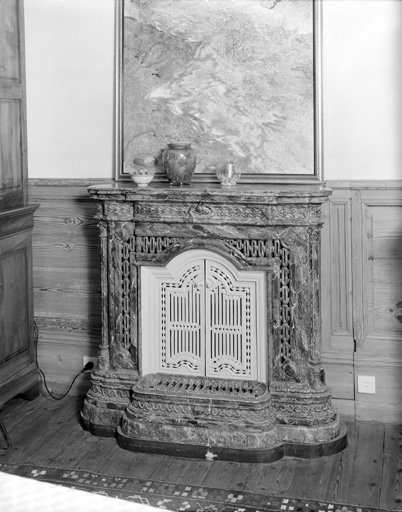 Premier étage, salle à manger, poêle.