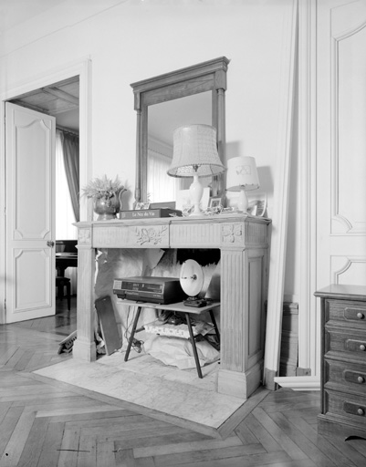 Pièce au premier étage, cheminée.