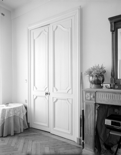 Pièce au premier étage, détail de la porte.