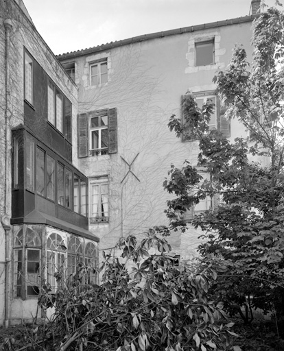 Elévation nord ouest sur le jardin.