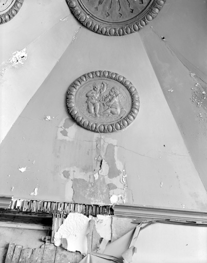 Corps de bâtiment entre le jardin et la rue des Bonnes Femmes, premier étage, vestibule au nord, coupole, détail d'un médaillon avec putti.