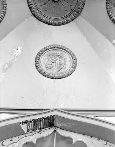 Corps de bâtiment entre le jardin et la rue des Bonnes Femmes, premier étage, vestibule au nord, coupole, détail d'un médaillon avec putti.