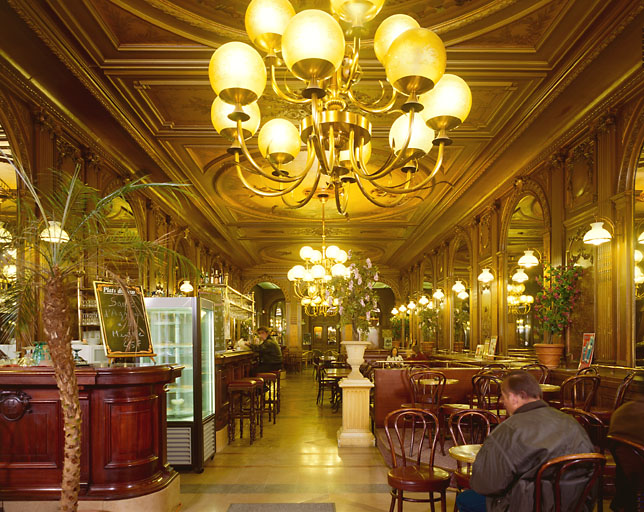 Salle du café, vue d'ensemble vers l'est.