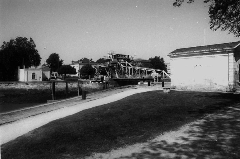 Bureaux du port et pont levis entre le bassin extérieur et l'avant port, vue générale depuis l'avenue Marillac, au sud ouest.