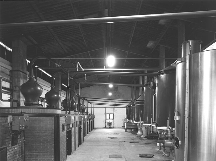 Intérieur de l'atelier de distillation.