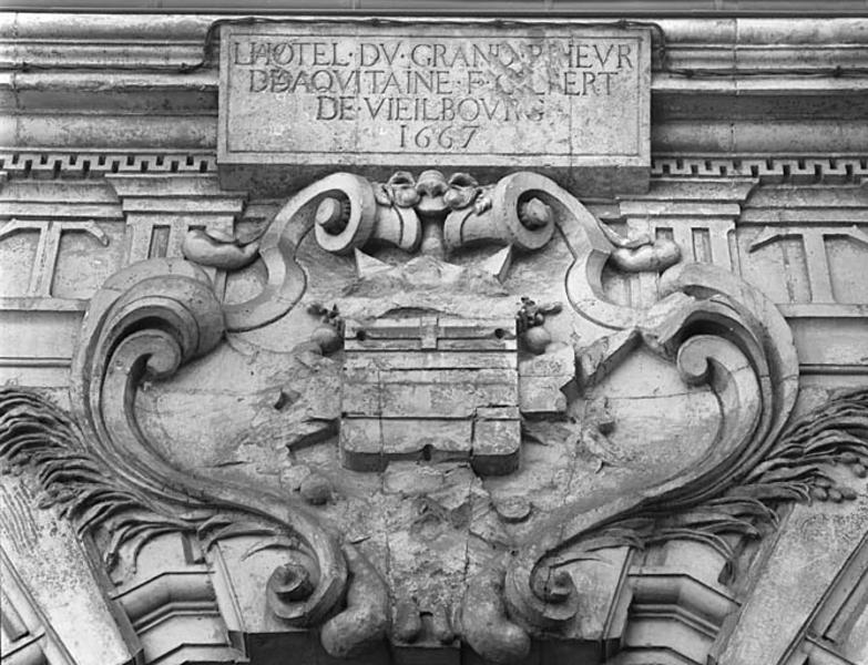 Portail sur la Grand-Rue, détail du décor et de l'inscription avec la date 1667