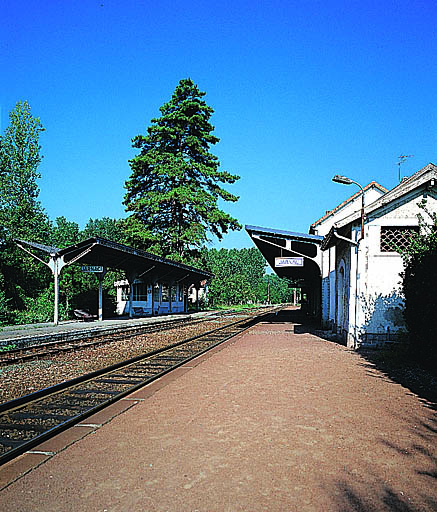 Bâtiments et quais vus depuis l'est.