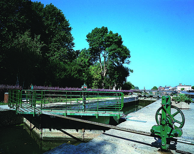 Bassin vu d'ouest en est.