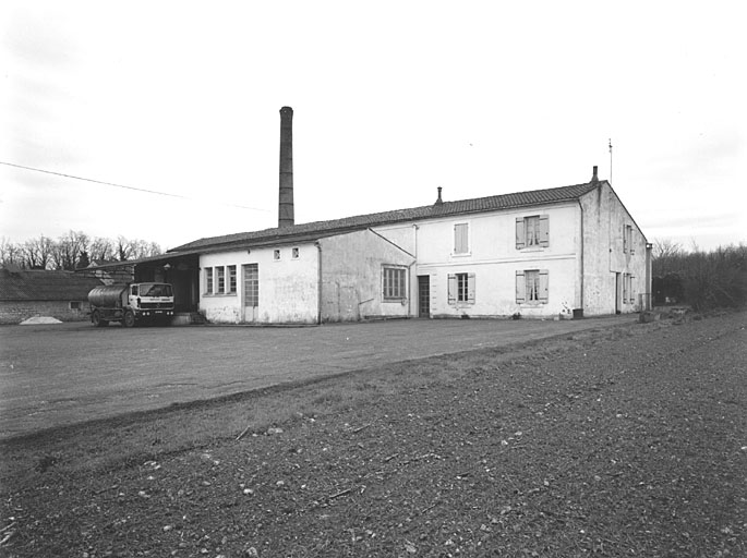 Atelier de fabrication et logement vus du nord.