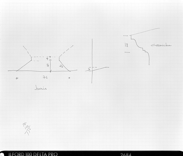 Détail d'une fenêtre en plan et profil d'une corniche. Sans date.