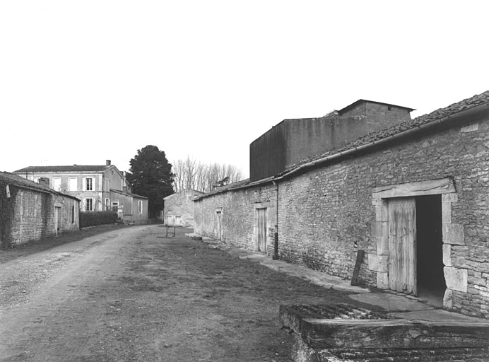 Distillerie et logement patronal vus du sud.