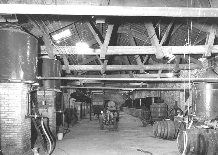 Vue intérieure de la distillerie : chauffe-vin à gauche et refroidisseurs à droite.