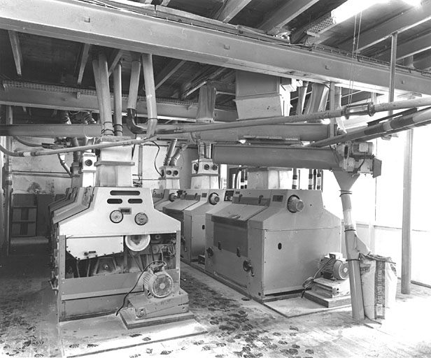 Rez-de-chaussée : machines à cylindres Schneider, Jacquet et Cie des années 1970.