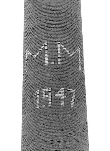 Détail de l'inscription de la cheminée : CMMP 1947.