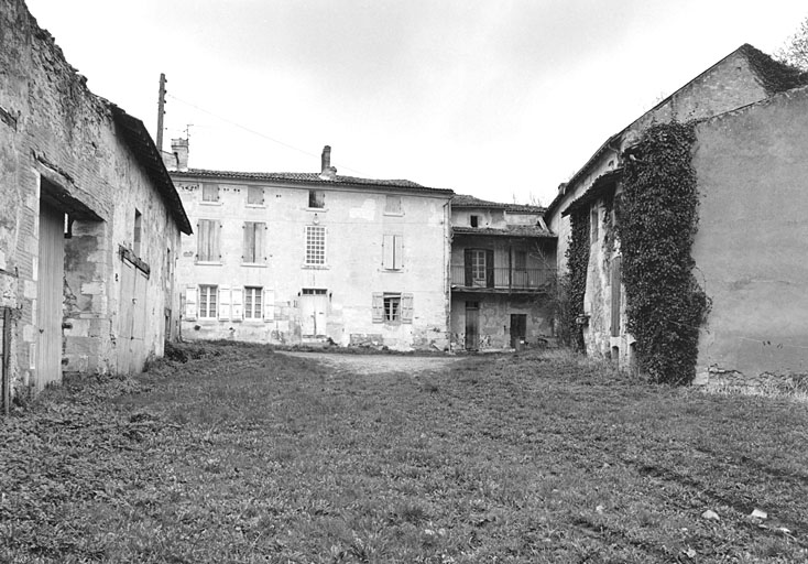 Vue d'ensemble de la cour prise du sud.