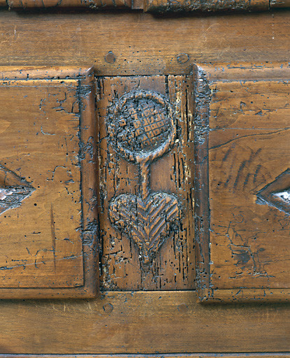 Détail du motif sculpté entre les tiroirs.