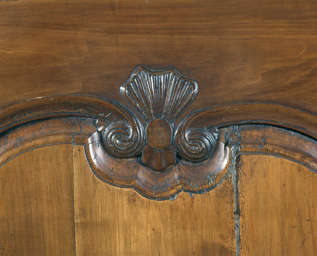 Détail du décor sculpté du battant droit.