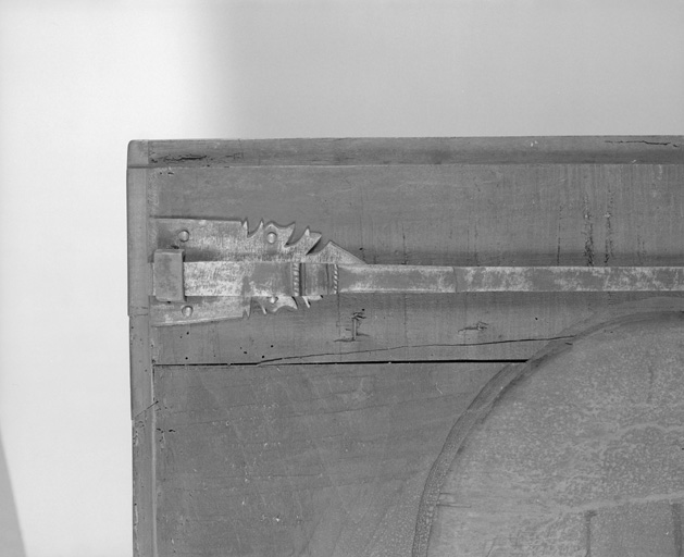 Détail de la crémone du battant droit.