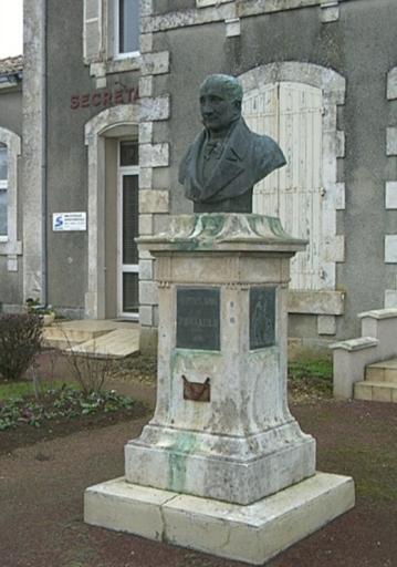 Monument érigé en 1880, par Baujault, sculpteur, et Molz, fondeur ; au lieu-dit Tauché.