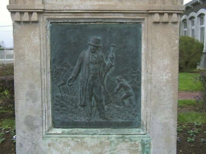 Socle, plaque en bronze représentant Jacques Bujault aux champs.