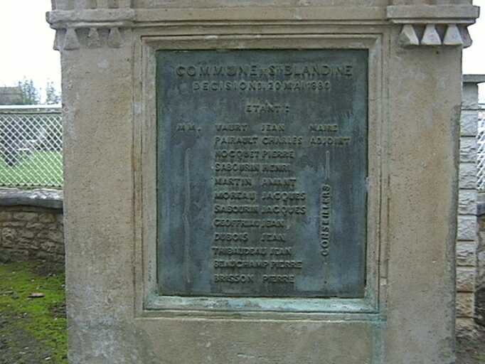 Socle, plaque en bronze avec les noms des membres du conseil municipal de 1880.