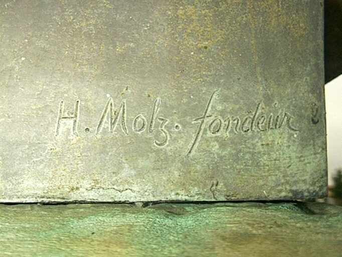 Buste, détail de la signature de H. Molz, fondeur.
