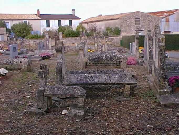 Vue d'une partie des tombes, prise du sud.
