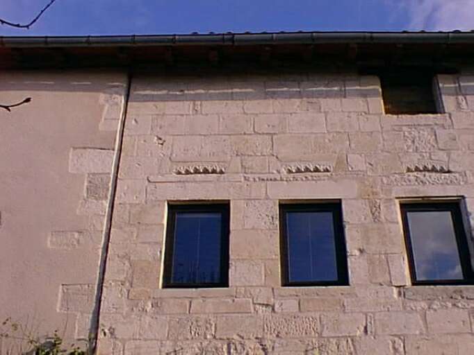 Logis, élévation antérieure, partie gauche, remplois au-dessus des baies provenant de l'ancienne église du prieuré.