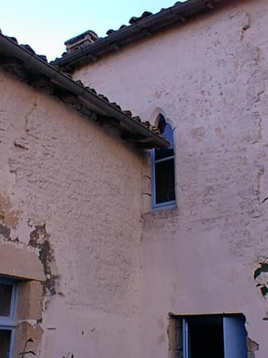 Logis, élévation postérieure, la baie trilobée de gauche.