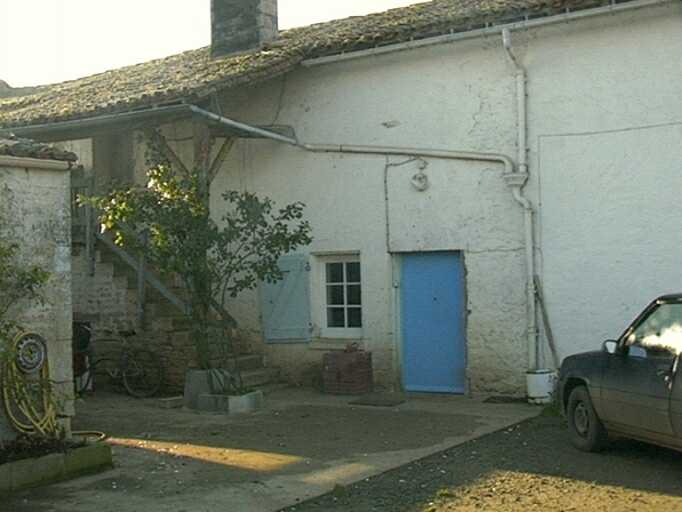 Logis daté 1838 sur le linteau de la fenêtre, élévation antérieure.