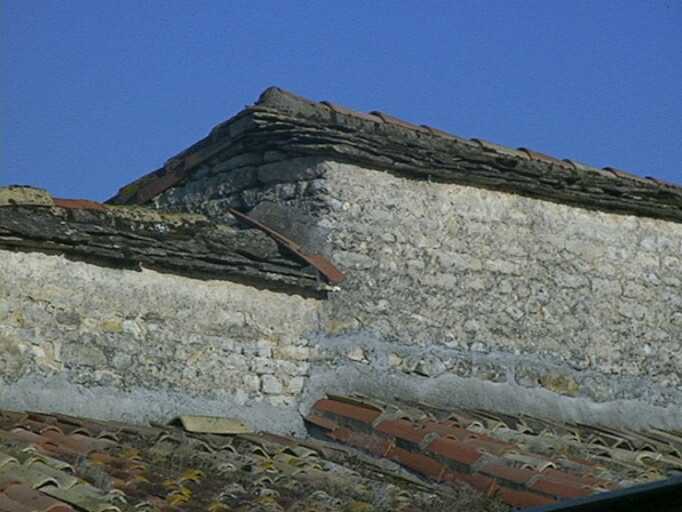 Ancien logis, vestiges des dalles de calcaire en couverture.