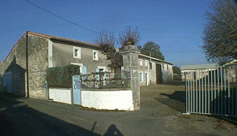 Vue d'ensemble des logis et de la grange-étable construite dans le prolongement.