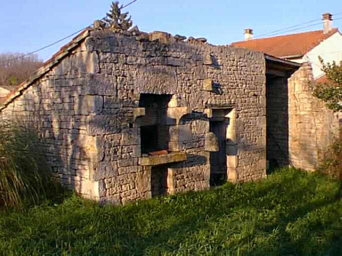 Four situé à l'angle de la voie communale n°17 et d'un chemin rural au lieu-dit Saumon.