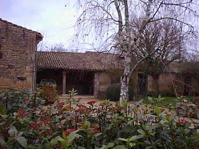 Dépendances fermant la cour à l'ouest, hangar et écuries.