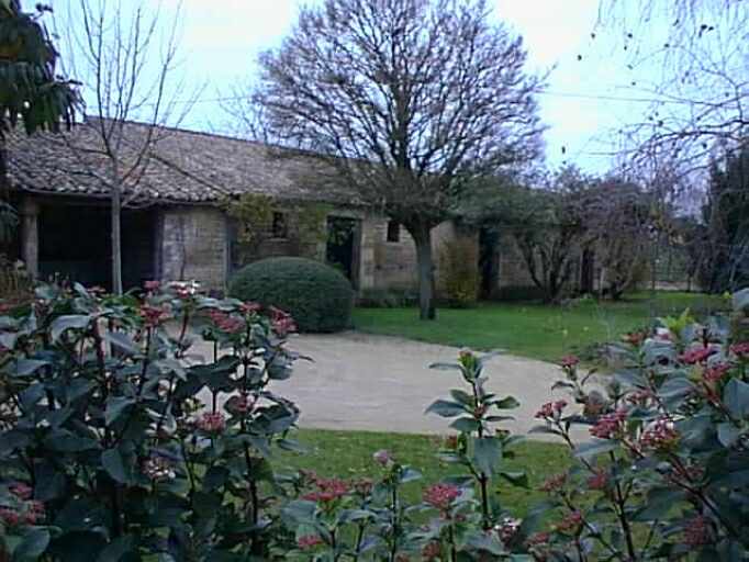 Dépendances fermant la cour à l'ouest, hangar et écuries.