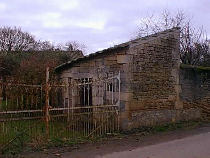 Dépendances fermant la cour à l'ouest, poulailler, vue prise depuis le chemin départemental n°304.