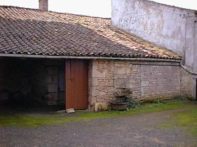 Vestiges d'un ancien logis transformé en dépendance, ayant conservé une pierre d'évier surmontée d'une pierre monolithe en contrepoids, au lieu-dit Tauché.