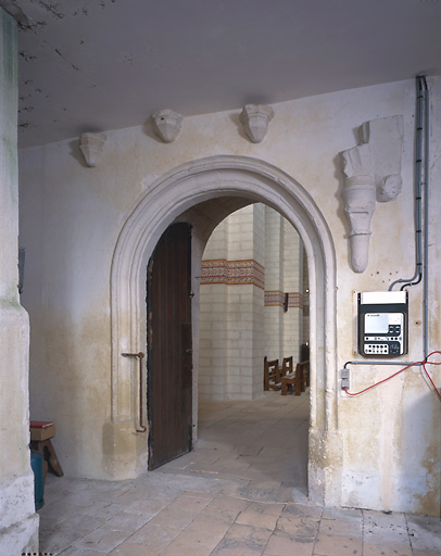 Sacristie sur l'emplacement de l'ancien cloître, porte nord d'accès à l'église.