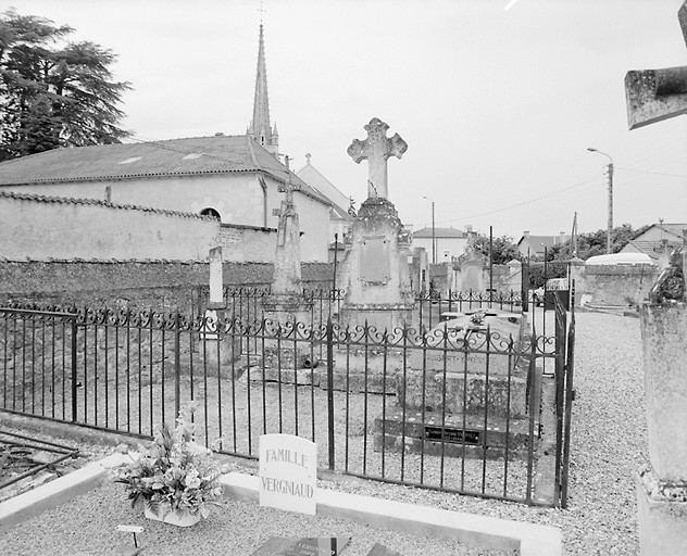 Quatre tombeaux entourés de grilles : colonne brisée (Martial Payen, décédé à l'âge de 4 ans en 1886), obélisque et croix, stèle surmontée d'une croix, dalle funéraire.