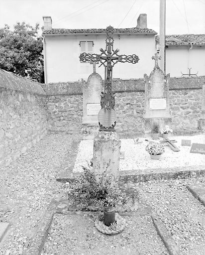 Première inhumation en 1915. Sèle en pierre, croix en fer forgé.