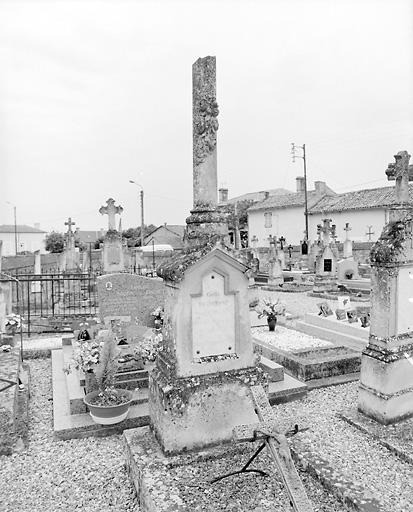 Inhumation en 1901. Stèle et colonne brisée ornée d'une branche de fleurs.