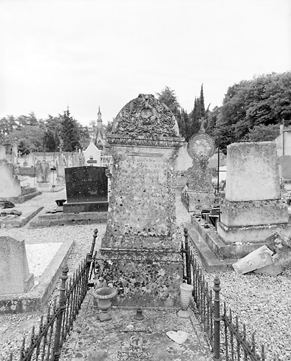 Inhumation en 1882. Stèle dont la croix a disparu. Dalle ornée d'une épée et d'épaulettes.